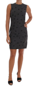 Robe fourreau en laine gris à pois par dolce & gabbana avec silhouette ajustée et encolure arrondie sans manches