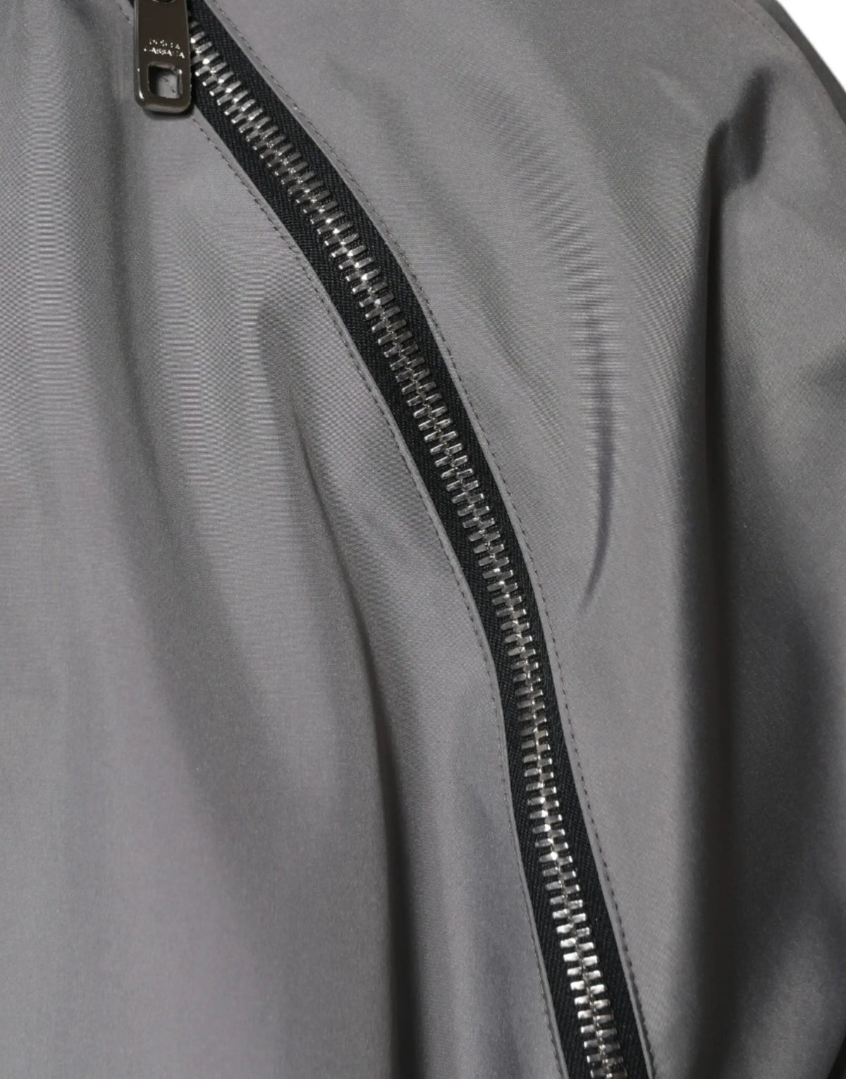 Dolce & Gabbana veste homme gris en nylon avec capuche fermeture éclair noire et tirette métallique