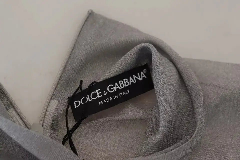 Étiquette noire dolce & gabbana à lettres blanches cousue dans le col d’un pull gris col roulé transparent