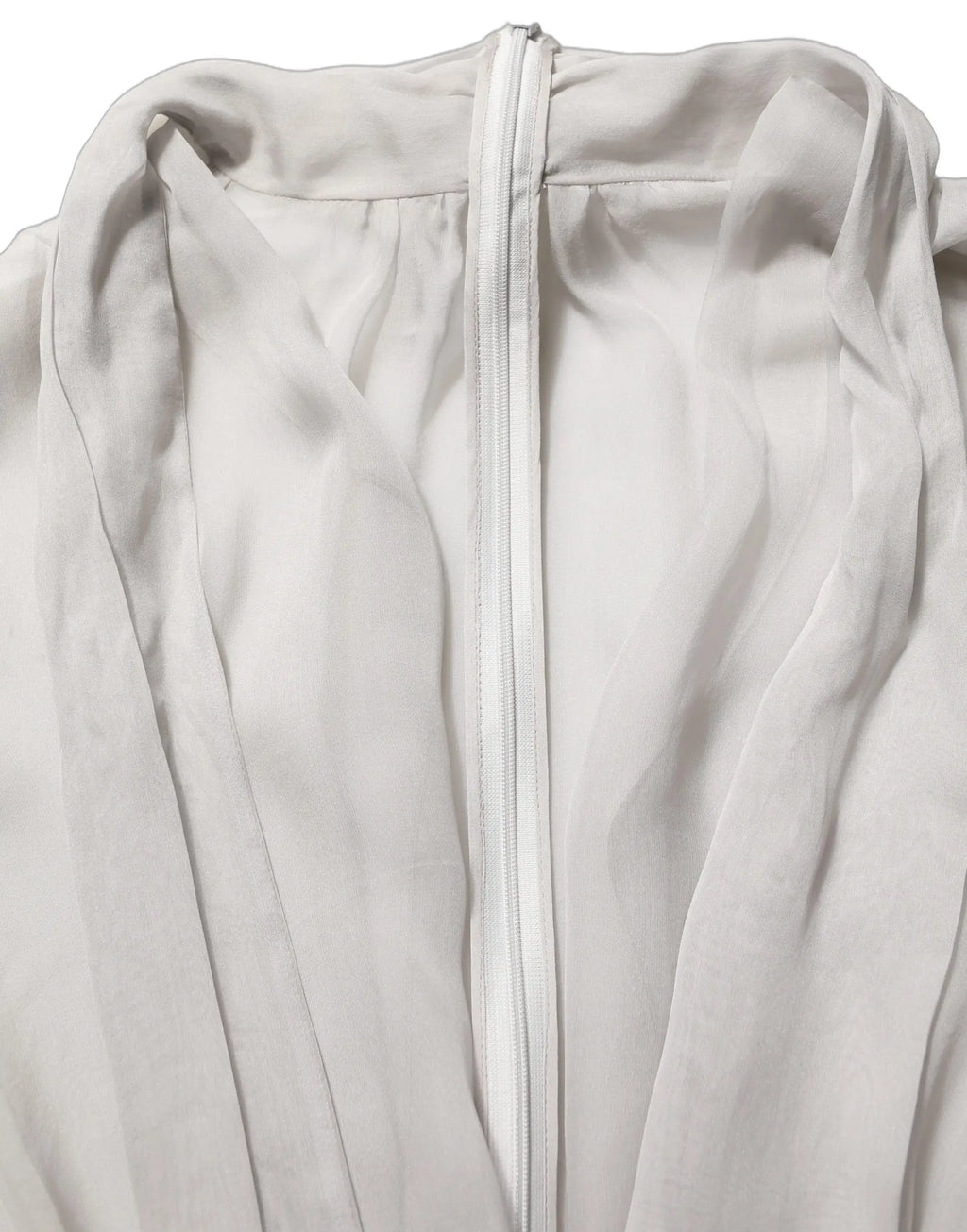 Vue de dos d’un top dolce gabbana en satin gris avec fermeture éclair centrale et col à nœud en soie chiffon transparent