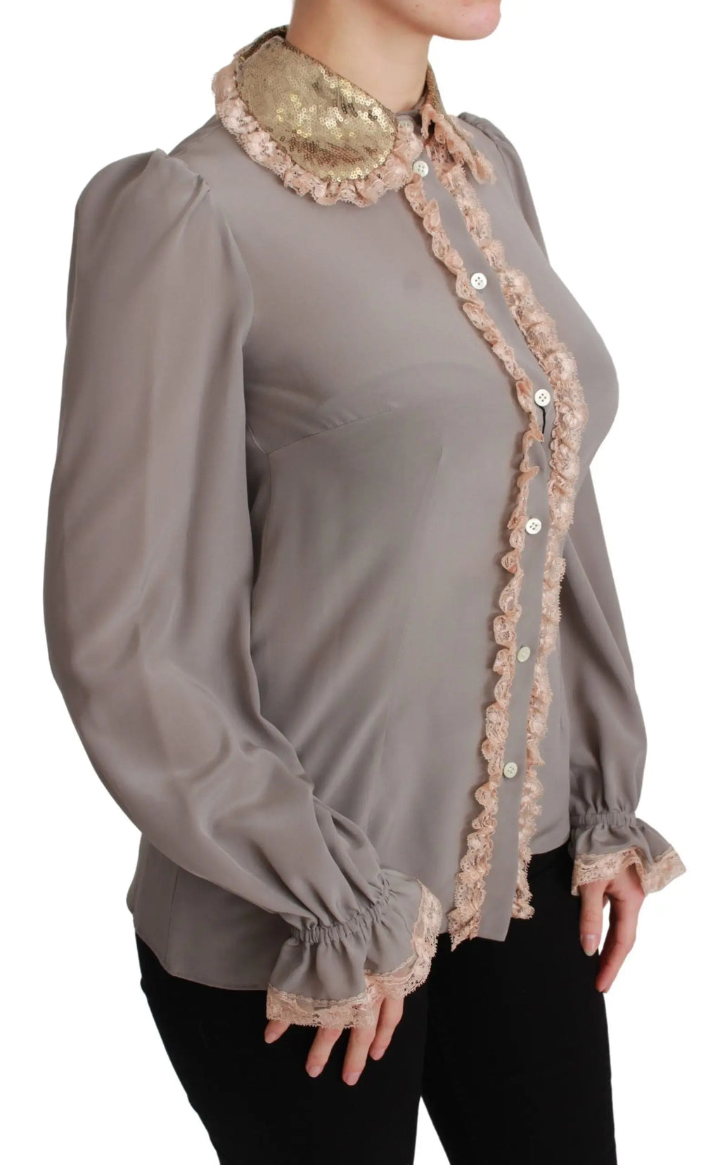 Blouse en soie grise dolce & gabbana avec col en sequins dorés et dentelle délicate sur patte de boutonnage, poignets et ourlet
