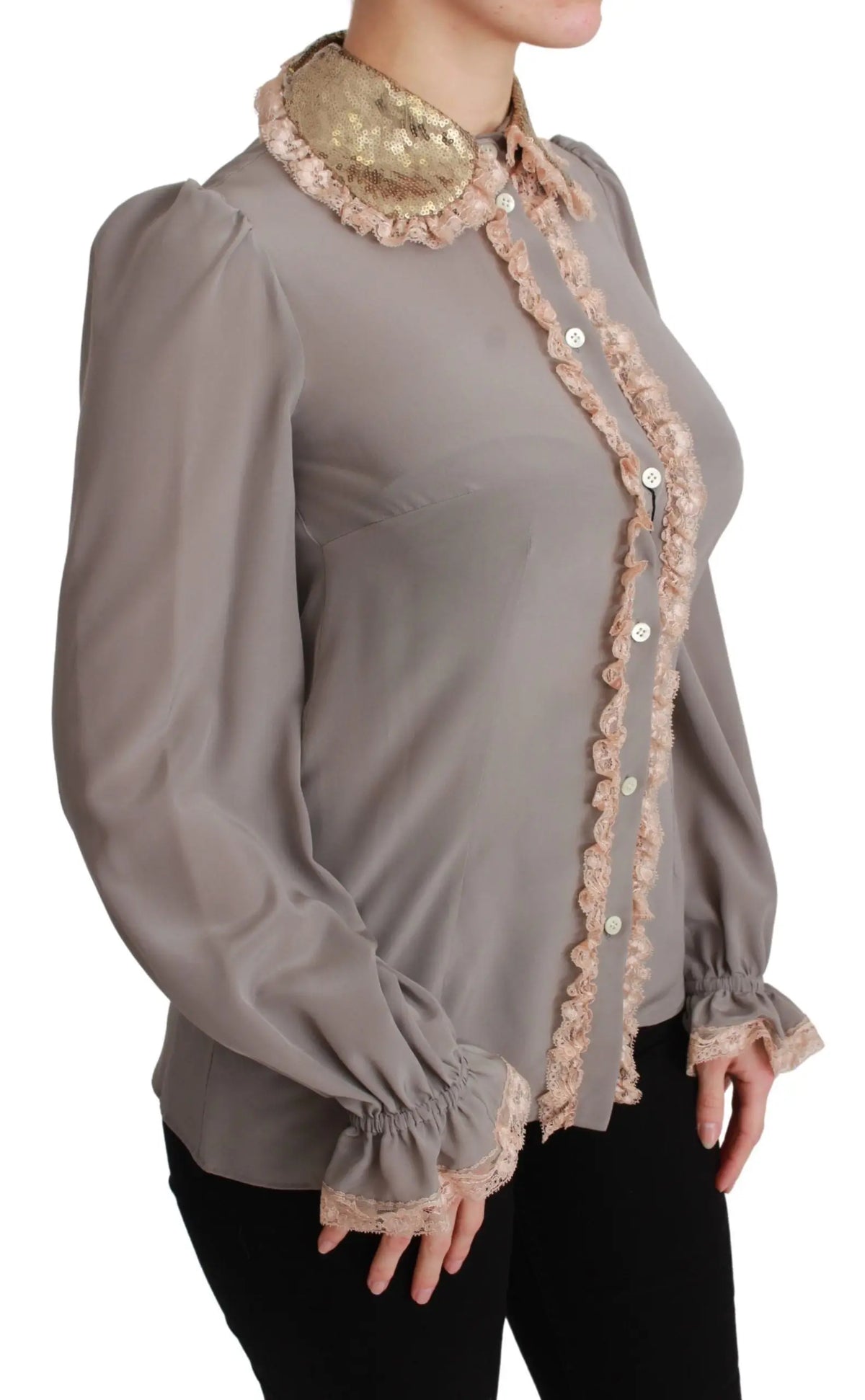 Blouse en soie grise dolce & gabbana avec col en sequins dorés et dentelle délicate sur patte de boutonnage, poignets et ourlet
