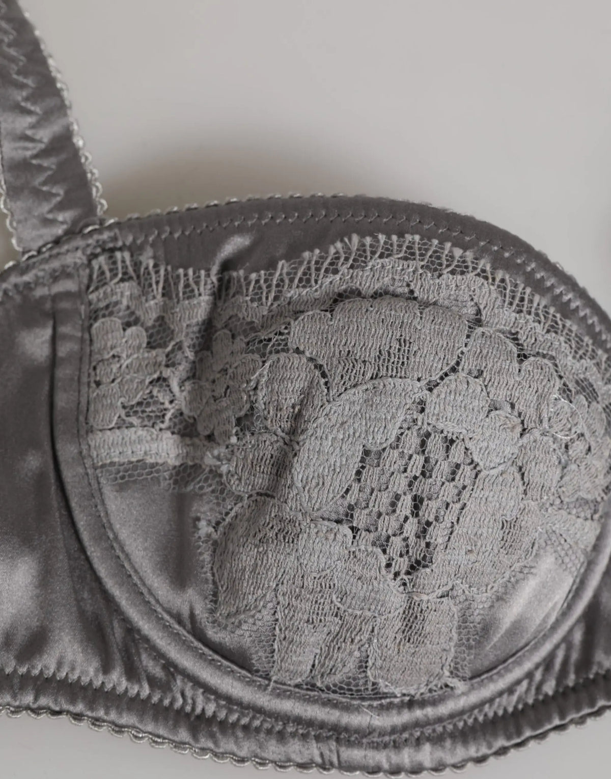 Dolce & Gabbana soutien-gorge balconnet gris en satin de soie avec broderie florale en dentelle raffinée