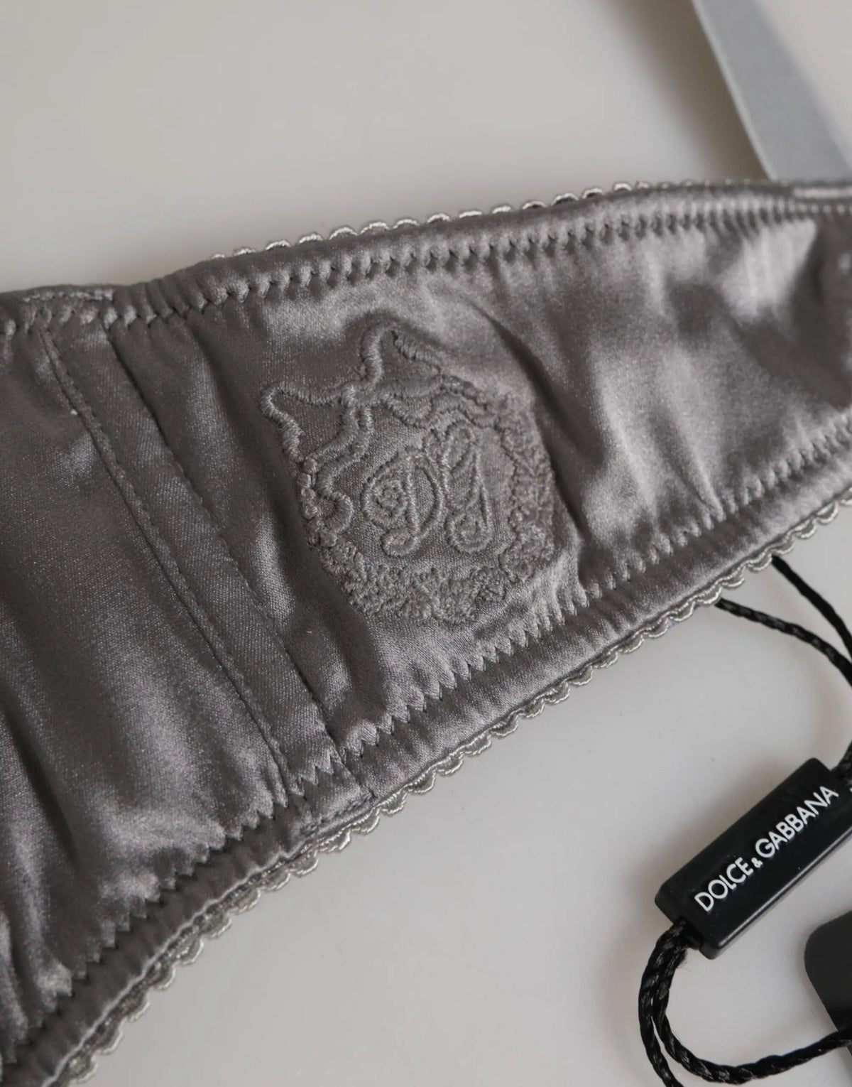 Bretelle en satin argenté avec bord festonné et monogramme dg brodé du soutien-gorge balconnet gris en soie dolce gabbana