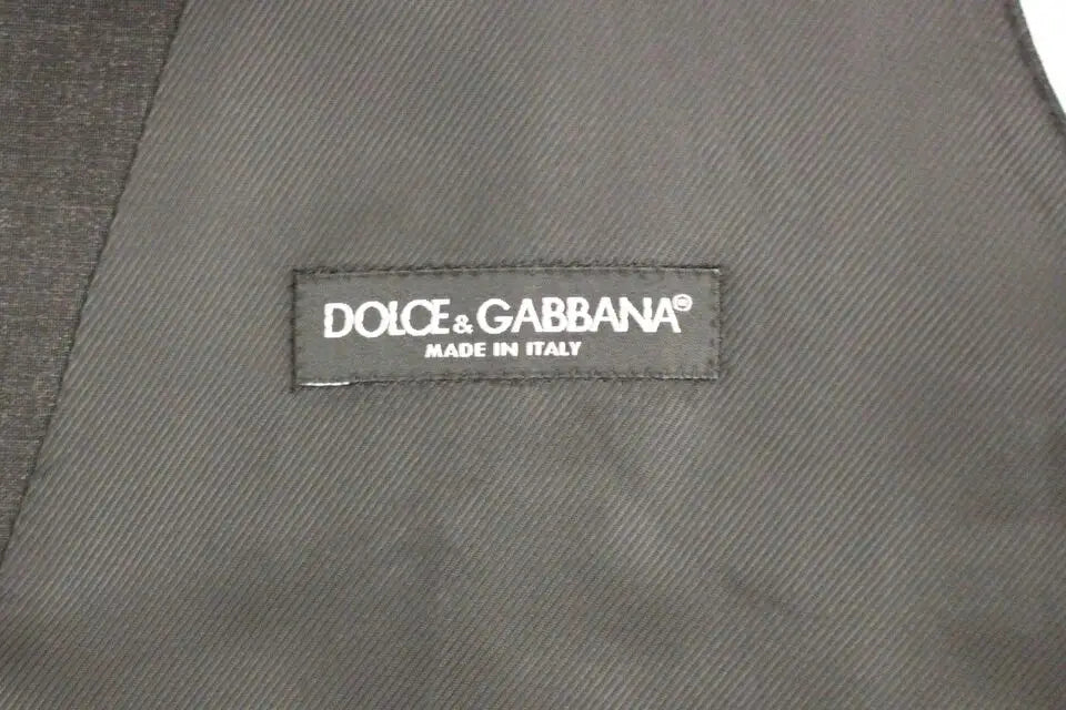 Étiquette de vêtement dolce & gabbana gris foncé avec texte brodé blanc made in italy sur un gilet formel slim fit gris