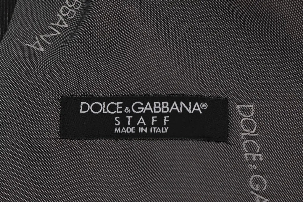 Étiquette noire dolce gabbana staff avec texte blanc made in italy sur un gilet gris en coton et rayonne