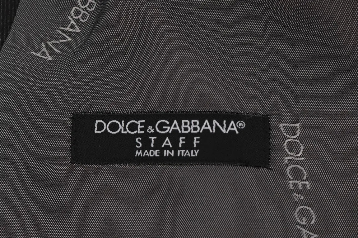 Étiquette noire dolce gabbana staff avec texte blanc made in italy sur un gilet gris en coton et rayonne