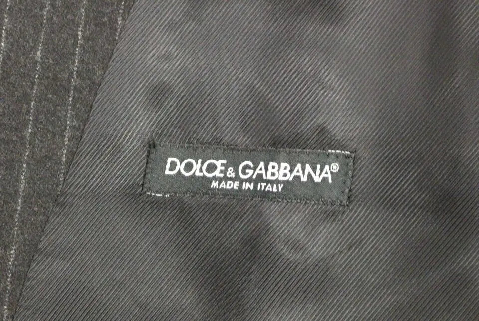 Étiquette noire dolce & gabbana en tissu gris foncé à rayures fines sur gilet en laine gris dolce & gabbana