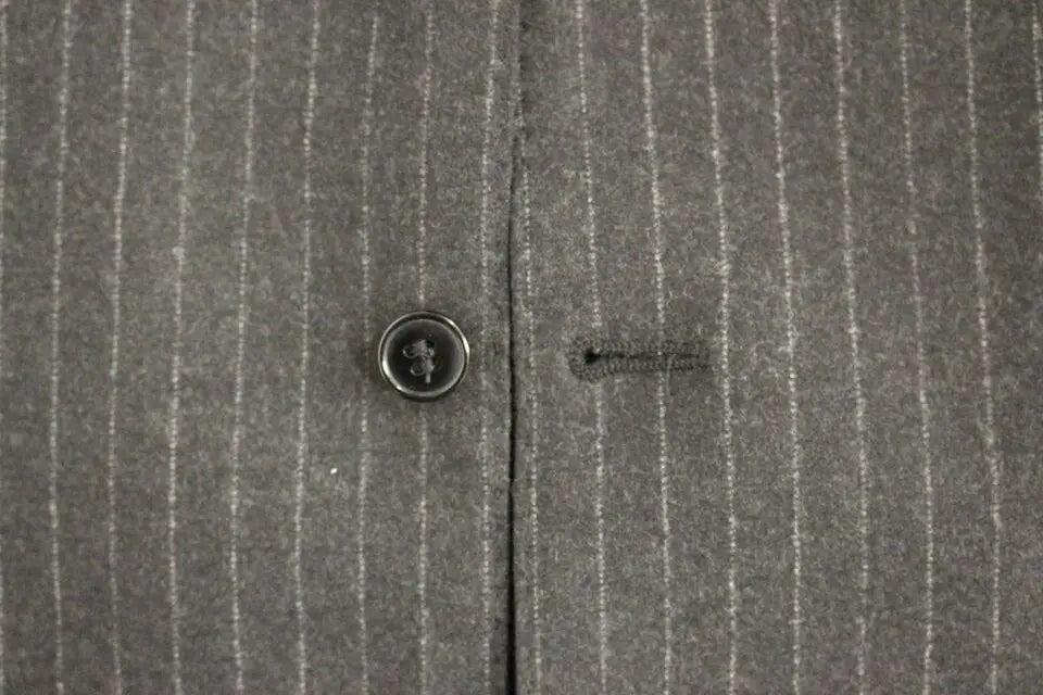 Dolce & gabbana gilet en laine gris rayé avec bouton argenté et patte assortie en tissu