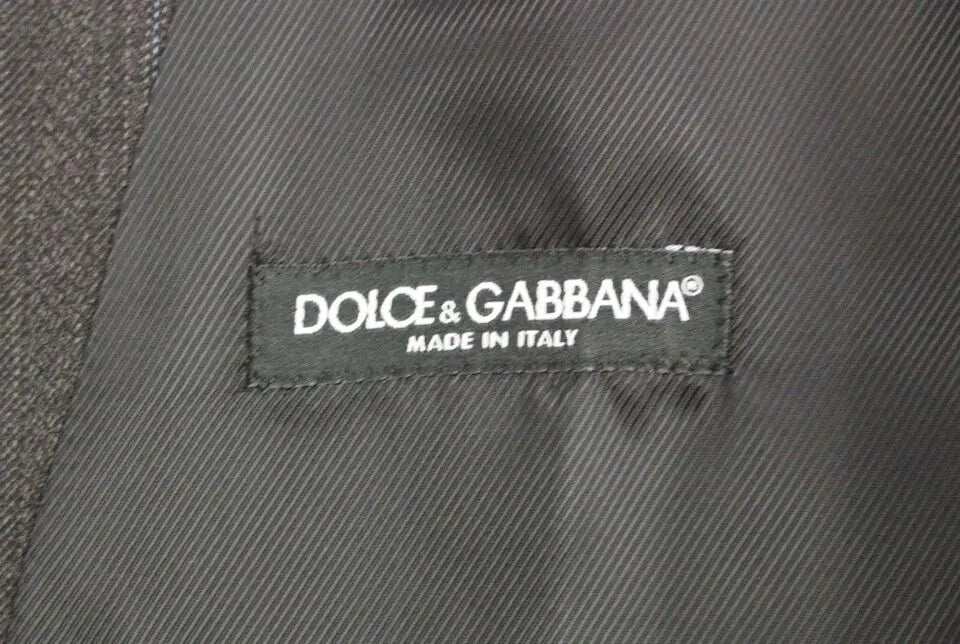 Étiquette noire dolce & gabbana brodée en blanc sur gilet sans manches gris rayé en laine made in italy