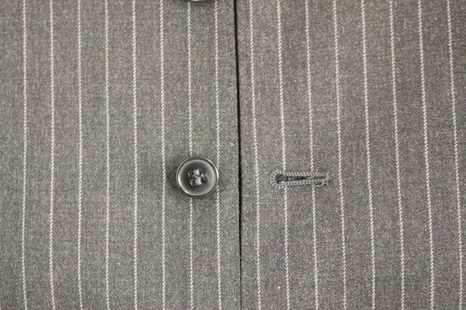 Dolce & gabbana gilet gris à rayures en laine avec bouton argenté et détails de couture subtils