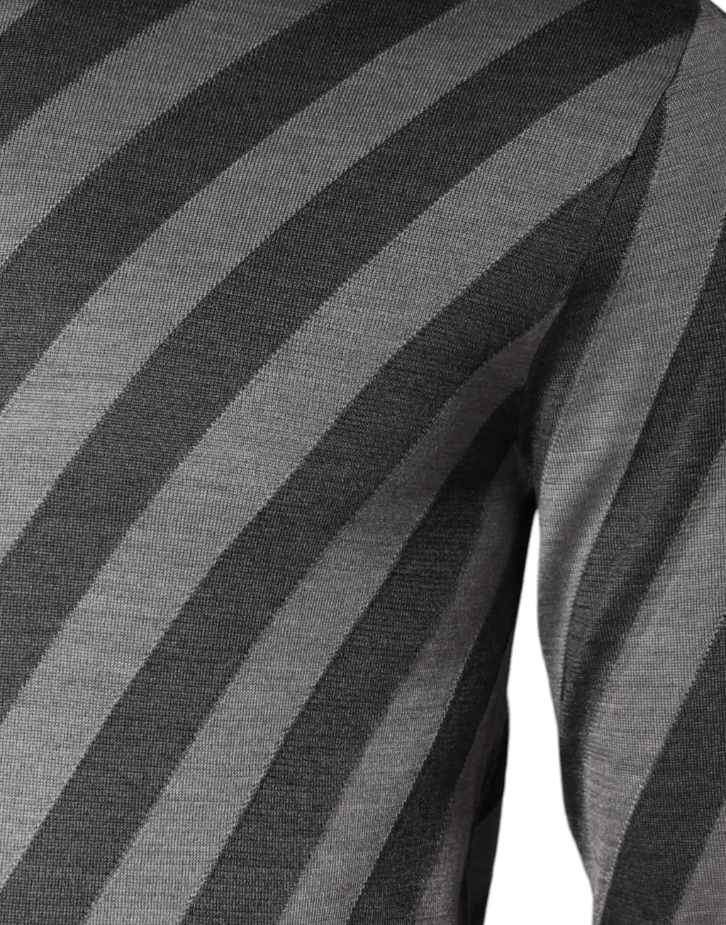 Gros plan d un pull dolce & gabbana gris à rayures diagonales en tricot manches longues col rond