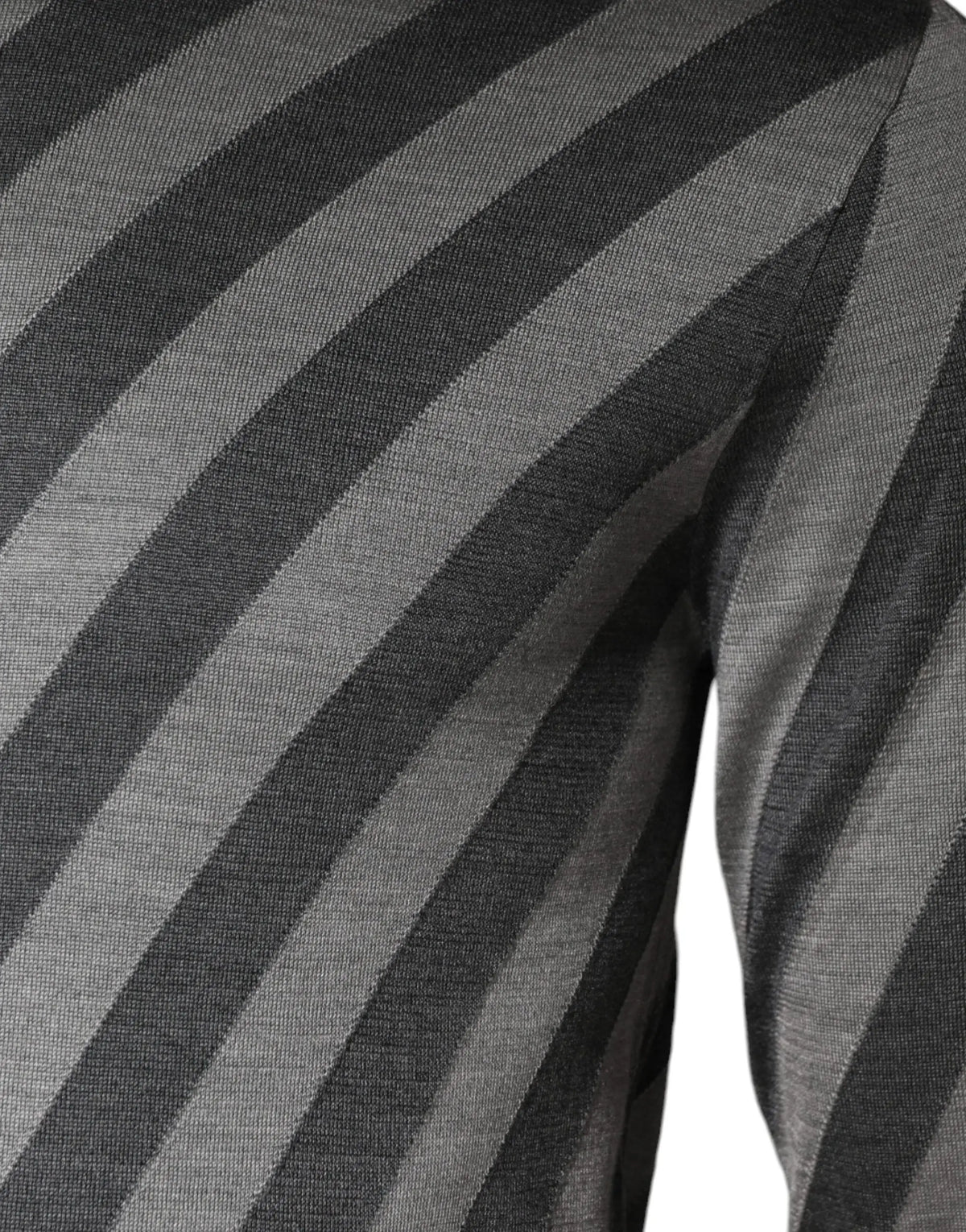 Gros plan d un pull dolce & gabbana gris à rayures diagonales en tricot manches longues col rond