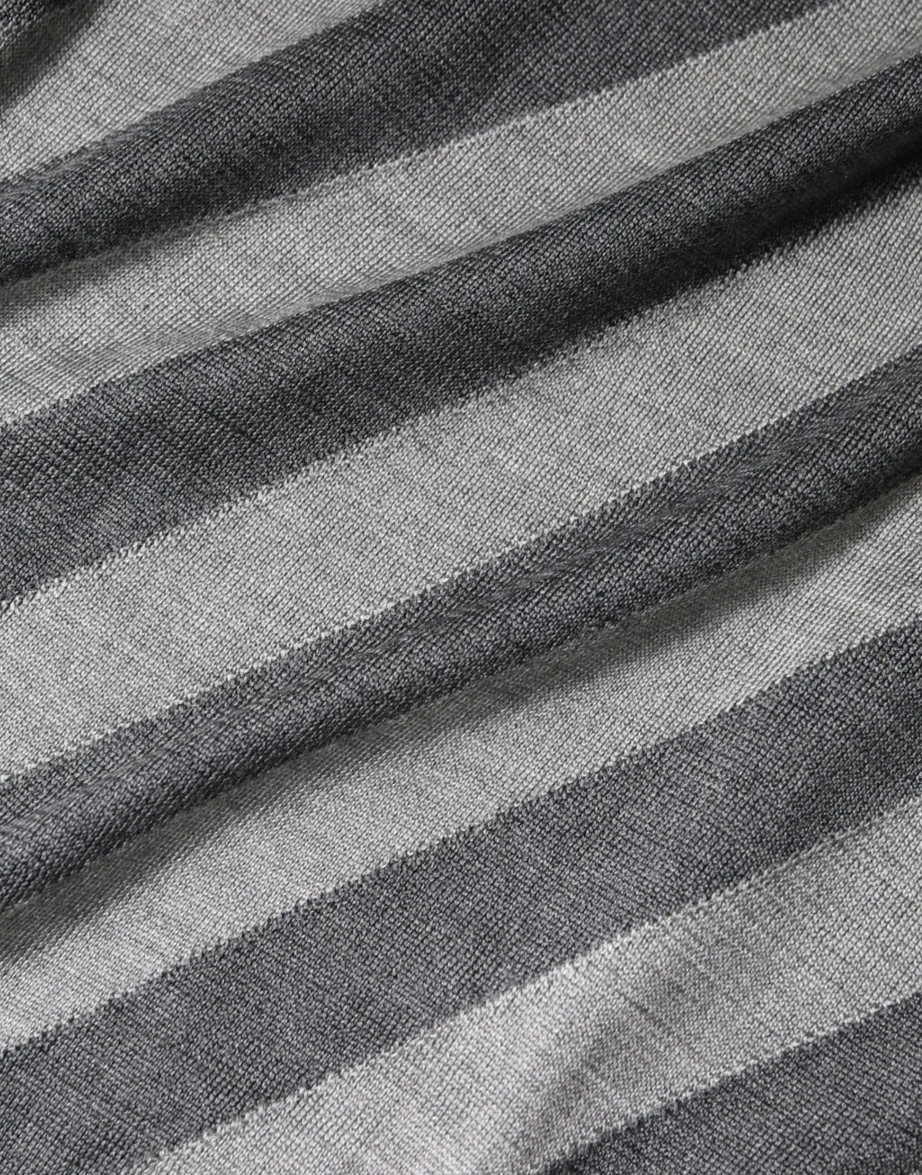 Pull-over dolce & gabbana gris à rayures diagonales en tissu tricoté doux avec manches longues et col rond
