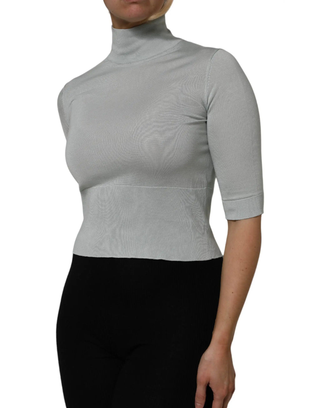 Pull gris dolce gabana en maille côtelée légère avec col roulé manches trois-quarts et silhouette ajustée