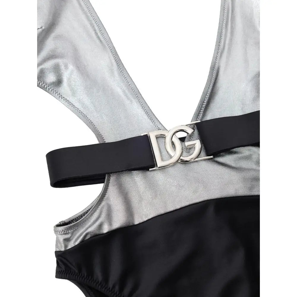 Maillot une-pièce gris en viscose dolce gabbana avec ceinture noire à boucle argentée dg porté sur la poitrine