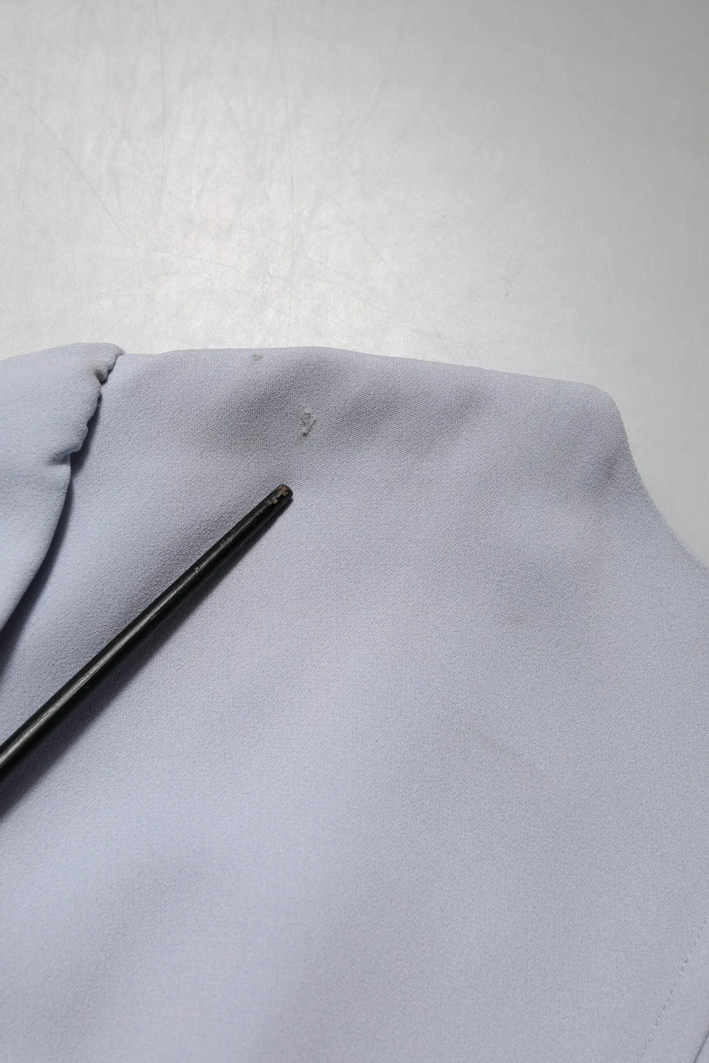 Tissu gris clair légèrement texturé avec couture subtile pour robe midi fourreau manches courtes en viscose dolce gabbana