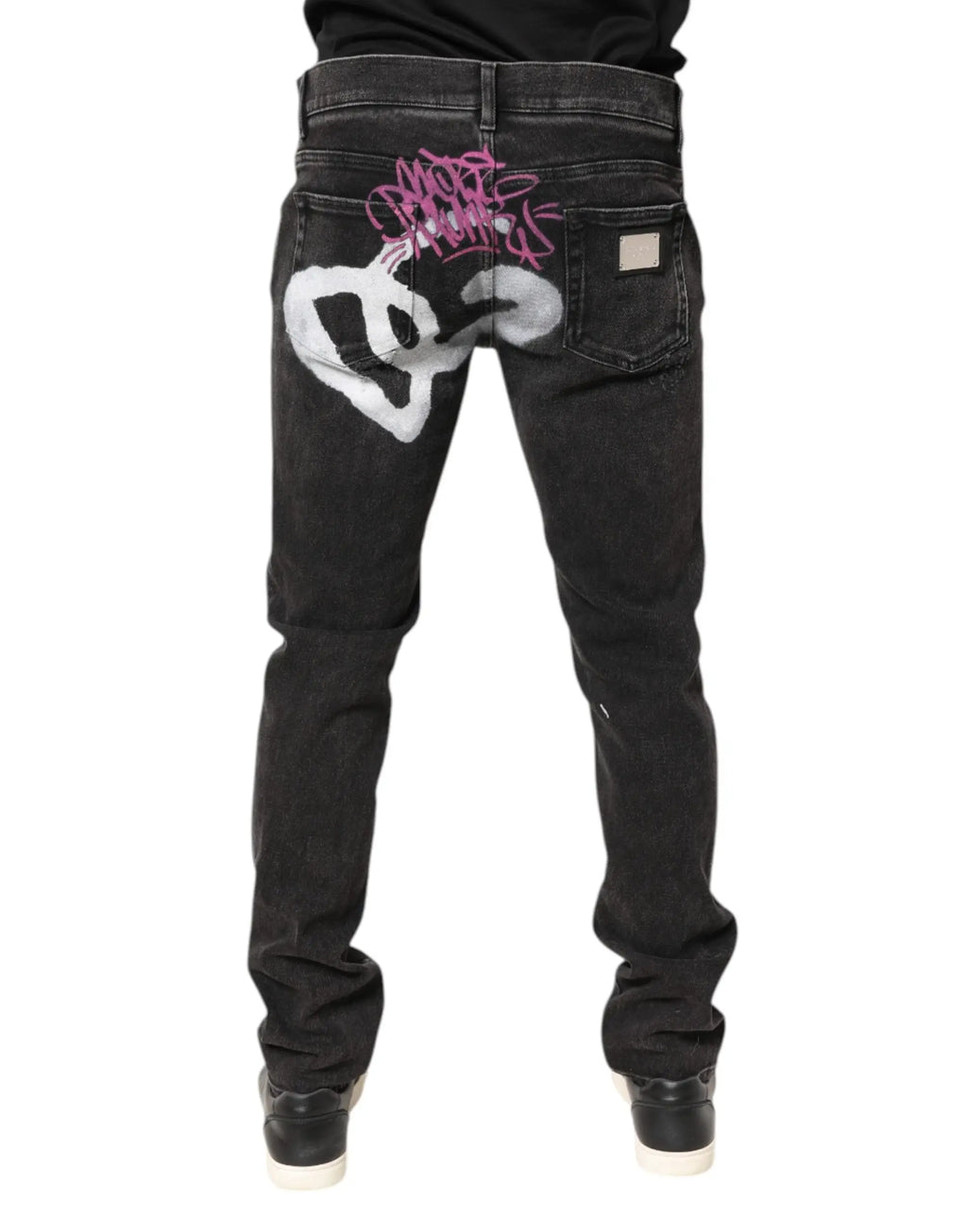 Dos de jean slim en coton gris lavé dolce & gabbana avec cœur blanc graffiti et lettrage rose sur la poche arrière