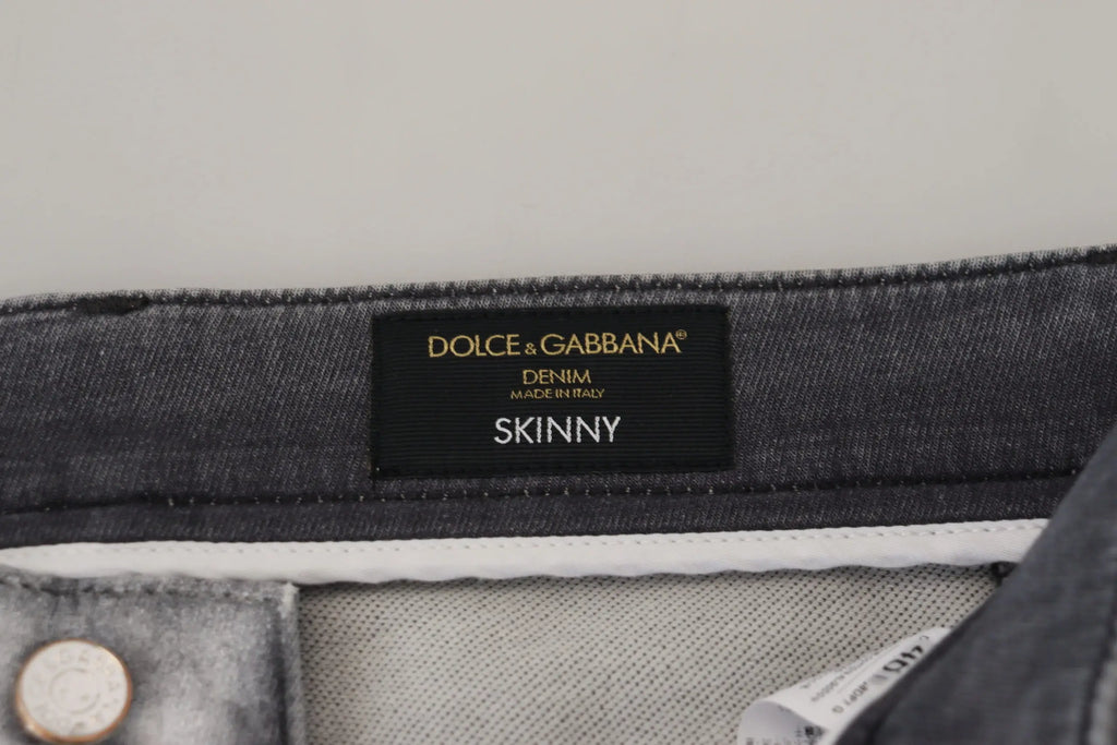 Étiquette noire dolce gabbana en lettres dorées sur jean skinny gris foncé en denim fabriqué en italie pour homme