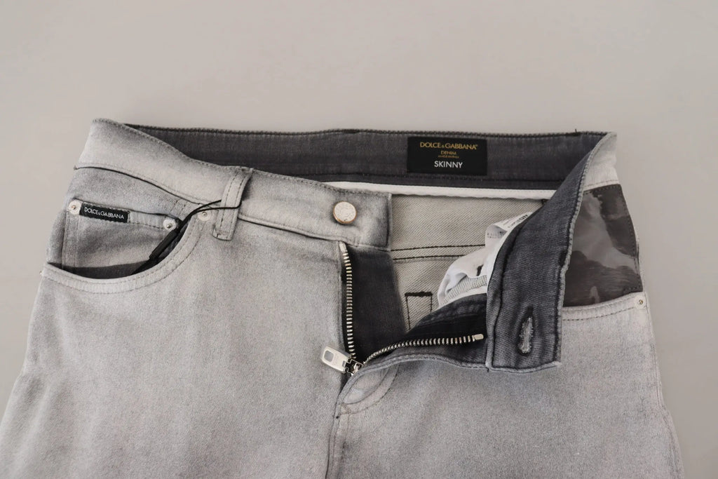 Vue arrière du jean skinny homme dolce & gabbana en denim gris délavé avec patch camouflage sur la poche arrière et couture noire