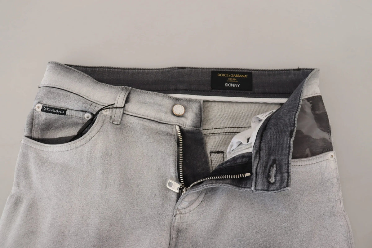 Vue arrière du jean skinny homme dolce & gabbana en denim gris délavé avec patch camouflage sur la poche arrière et couture noire