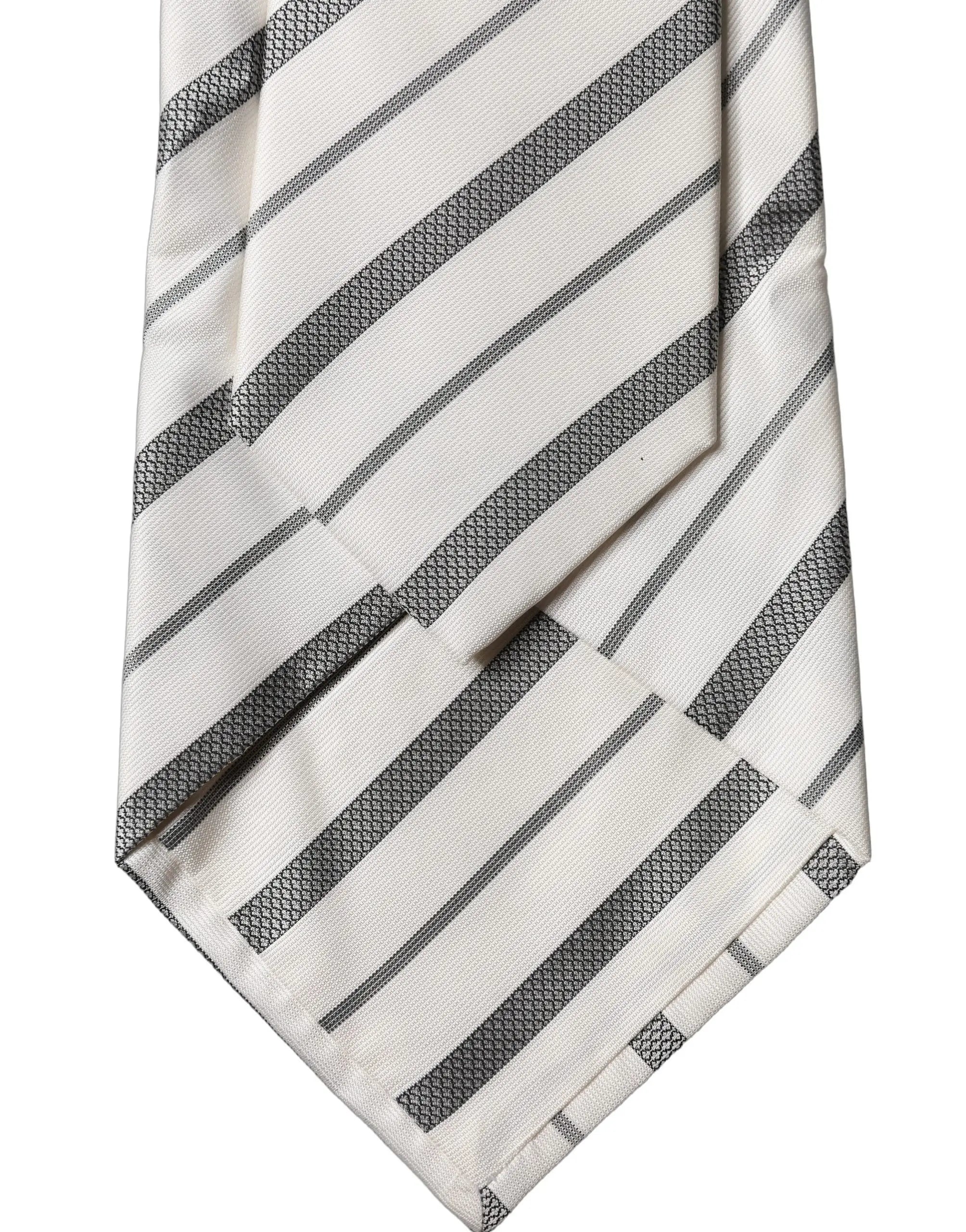 Une cravate pour femme dolce & gabbana en soie ajustable rayée gris blanc avec motif texturé subtil