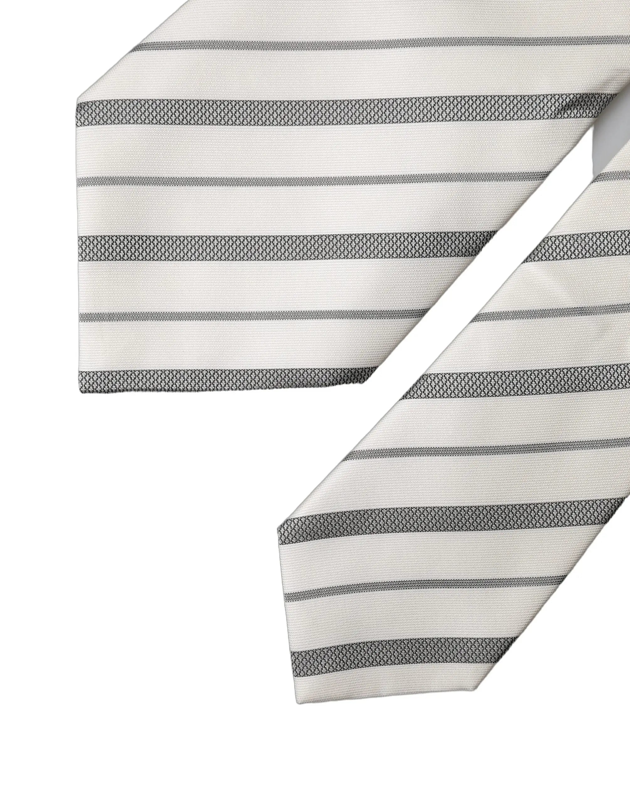 Une cravate femme dolce & gabbana en soie blanche avec fines rayures grises horizontales et motif texturé subtil