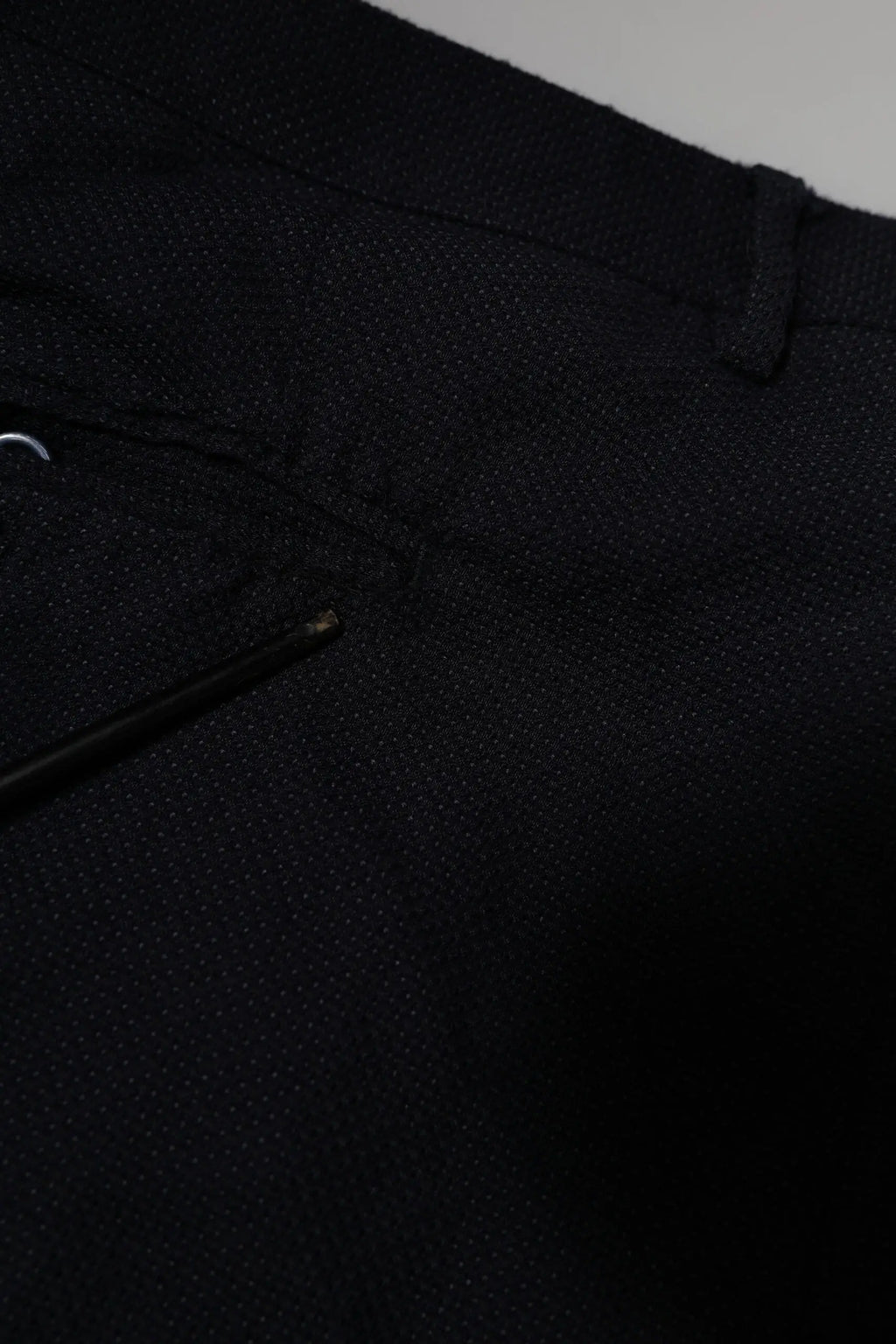 Pantalon homme dolce gabbana en laine grise avec motif à pois subtils et texture noire