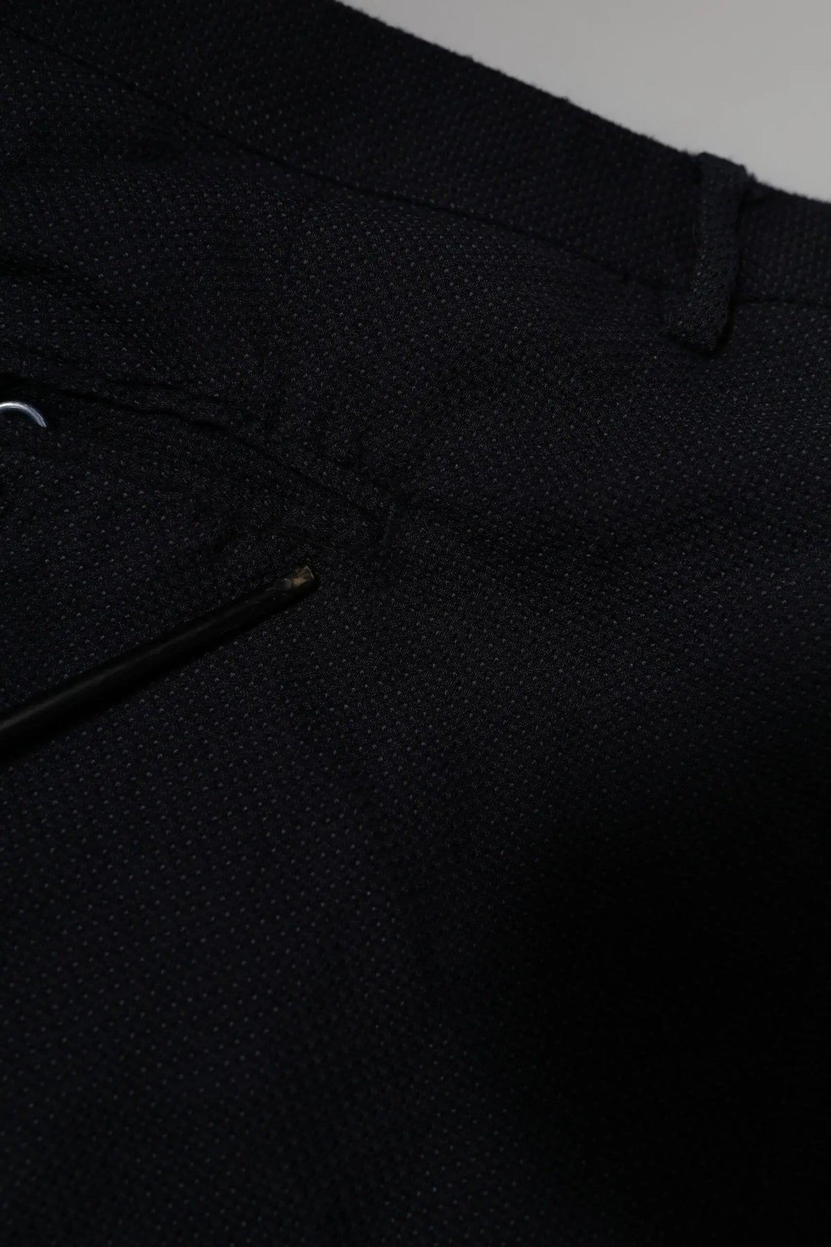 Pantalon homme dolce gabbana en laine grise avec motif à pois subtils et texture noire