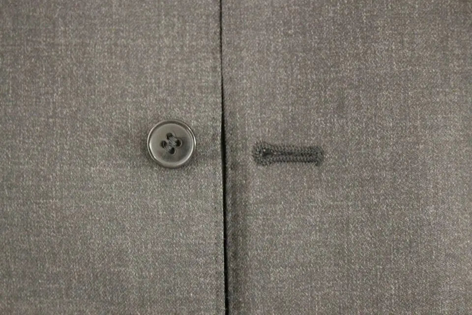 Bouton gris en laine avec un léger éclat et un design à quatre trous sur le gilet formel dolce gabbana