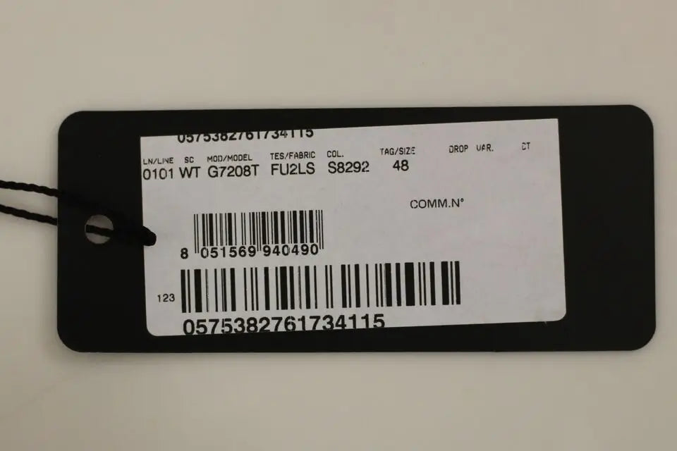 Étiquette rectangulaire noire avec étiquette blanche contenant un code-barres sur un gilet formel gris en laine dolce & gabbana
