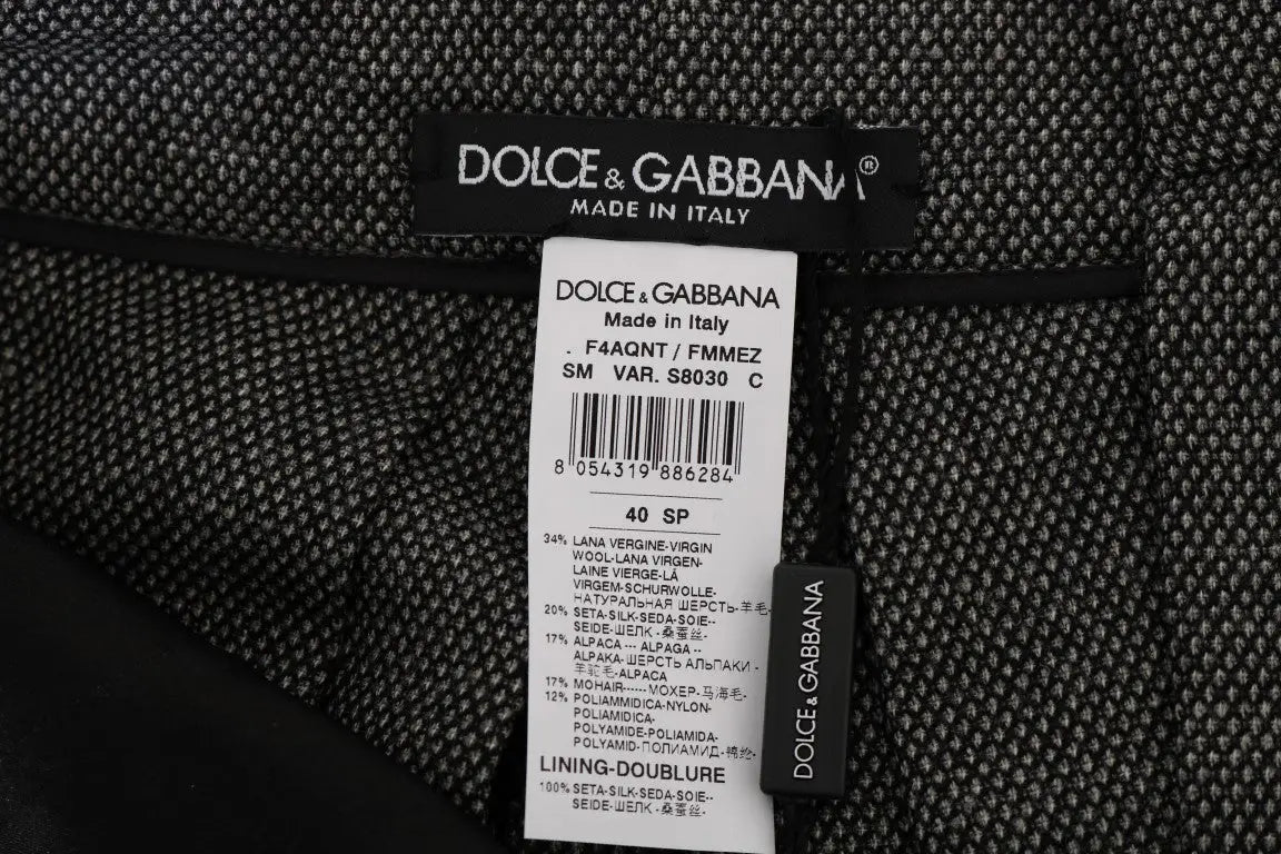 Étiquette noire dolce & gabbana avec texte blanc et code-barres indiquant short mini taille haute gris en laine made in italy