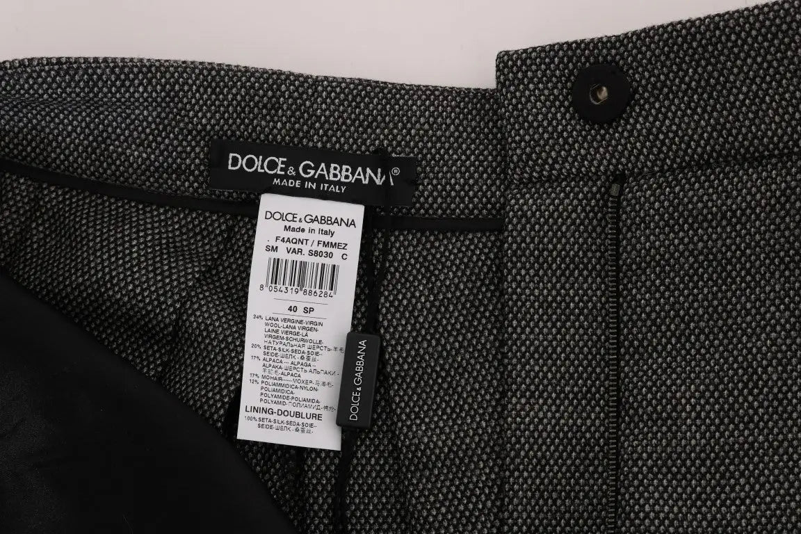 Short en laine gris dolce gabbana taille haute avec motif chevron subtil et étiquette de marque visible
