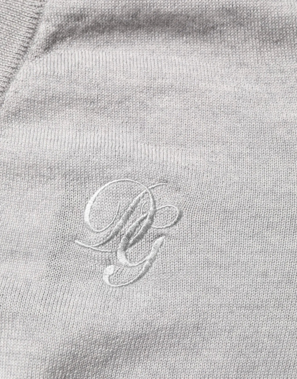 Pull en laine gris dolce & gabbana col v avec logo brodé blanc subtil sur sweat-shirt chiné