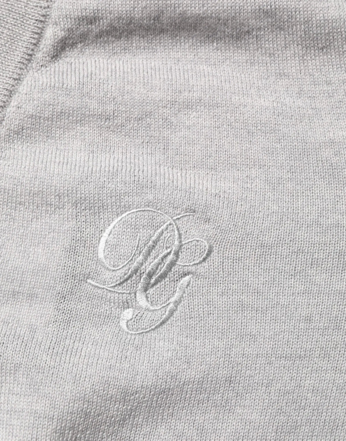 Pull en laine gris dolce & gabbana col v avec logo brodé blanc subtil sur sweat-shirt chiné