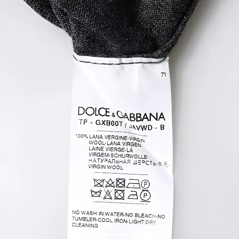 Étiquette d entretien en laine noire dolce & gabbana pour pull col roulé gris en laine tricotée