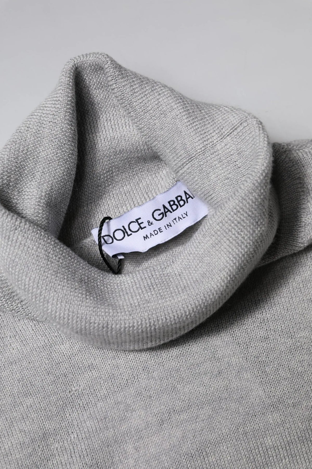 Pull-over pour homme dolce & gabbana en laine grise à col roulé avec texture côtelée et étiquette de marque visible