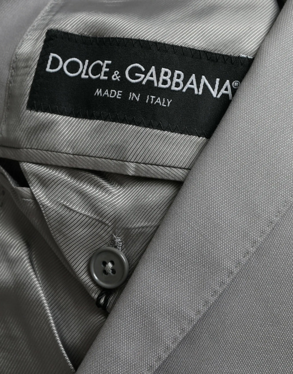 Dolce & gabbana manteau gris en laine avec texture rayée subtile et étiquette noire brodée en blanc