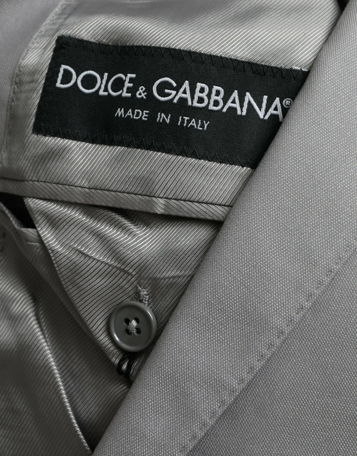 Dolce & gabbana manteau gris en laine avec texture rayée subtile et étiquette noire brodée en blanc