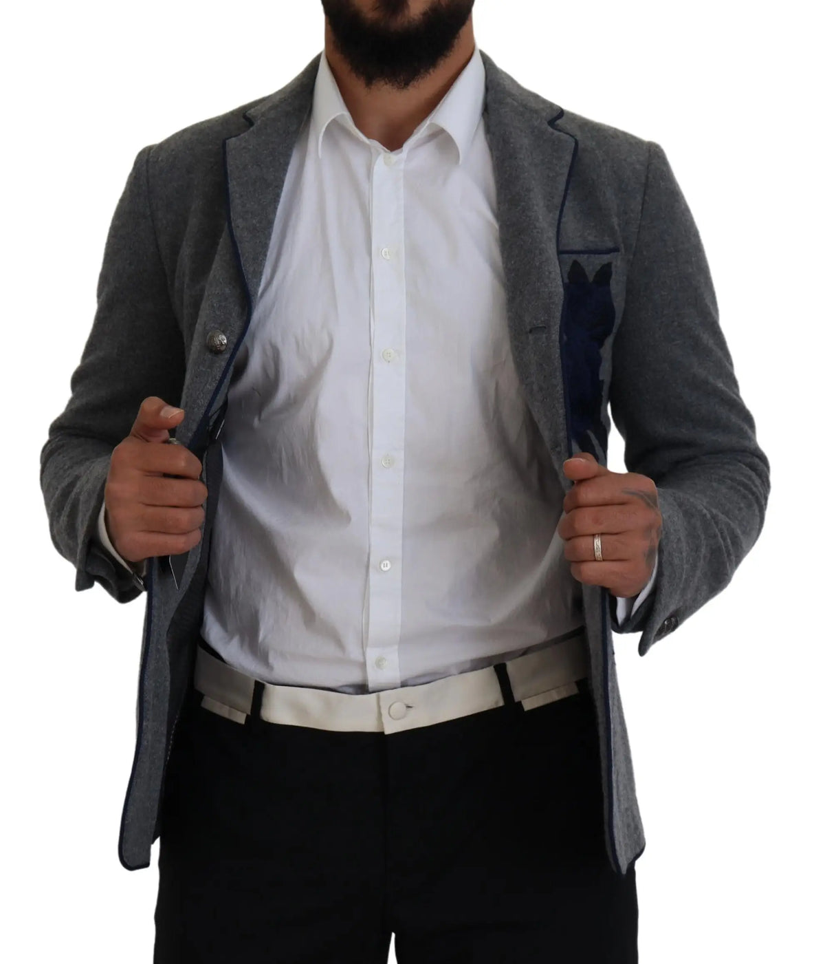 Blazer dolce & gabbana gris en laine avec motif subtil porté sur chemise blanche boutonnée