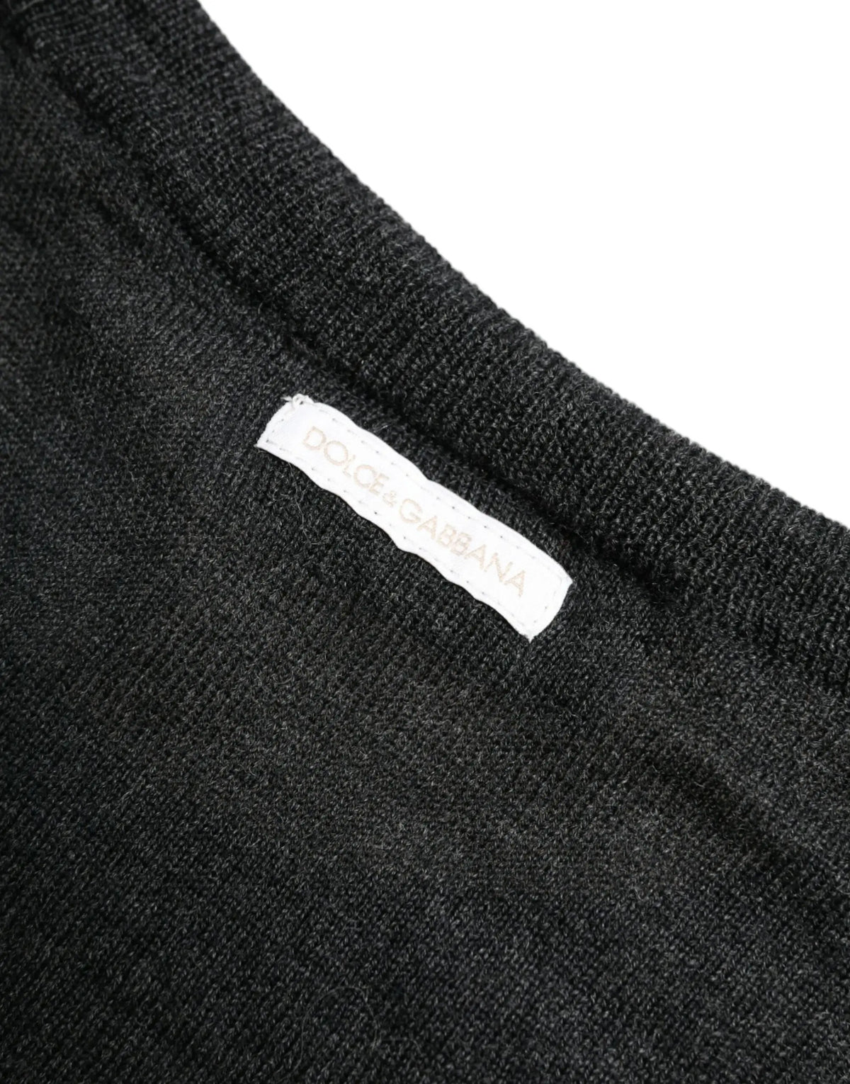 Pull noir en laine dolce & gabbana avec étiquette blanche cousue dans lencolure ronde grise