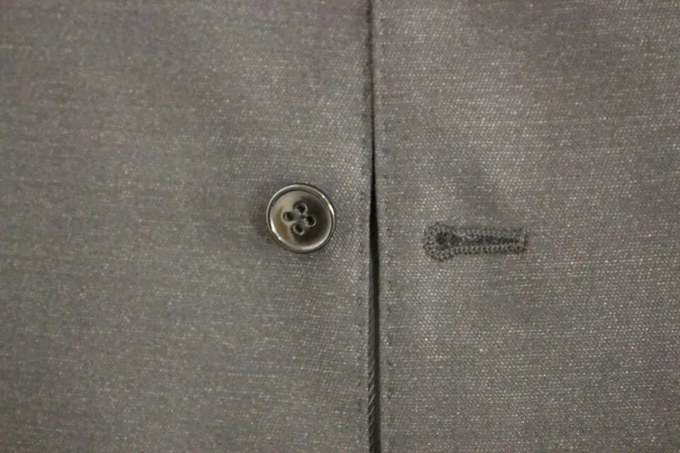 Bouton argent quatre trous sur tissu gris texturé du gilet robe en laine et soie dolce & gabbana