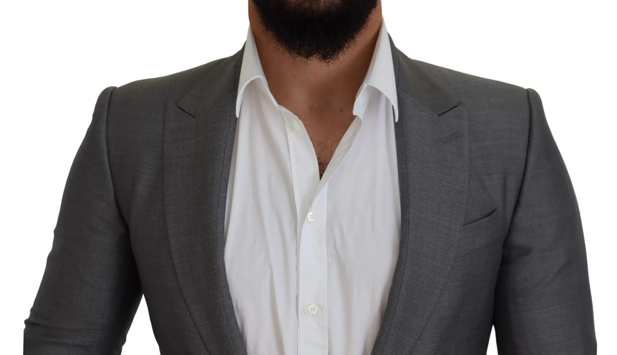 Veste blazer slim fit gris en laine et soie dolce & gabbana avec tissage texturé subtil portée sur chemise blanche ouverte