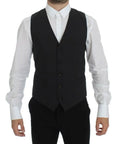 Dolce & Gabbana gilet de costume gris en laine stretch avec coupe ajustée et cinq boutons noirs porté sur chemise blanche