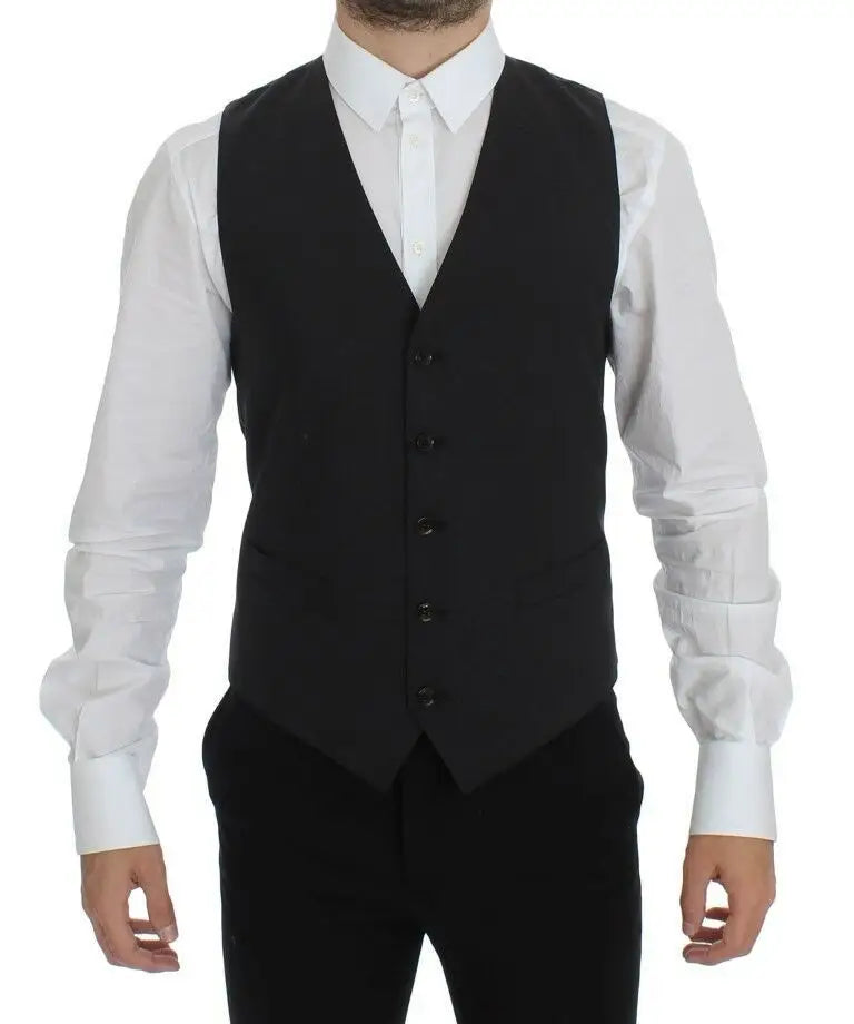 Dolce & Gabbana gilet de costume gris en laine stretch avec coupe ajustée et cinq boutons noirs porté sur chemise blanche
