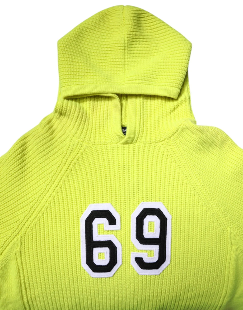 Vêtement dolce & gabbana dos montrant un sweat à capuche jaune néon en maille côtelée avec chiffres brodés 69 noir et blanc