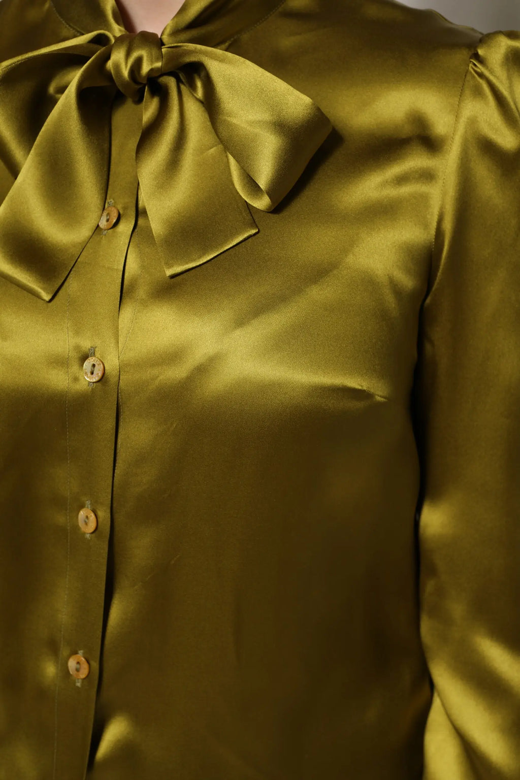 Dolce & gabbana blouse verte en satin olive avec grand noeud au col ascot et boutons assortis sur le devant long manches