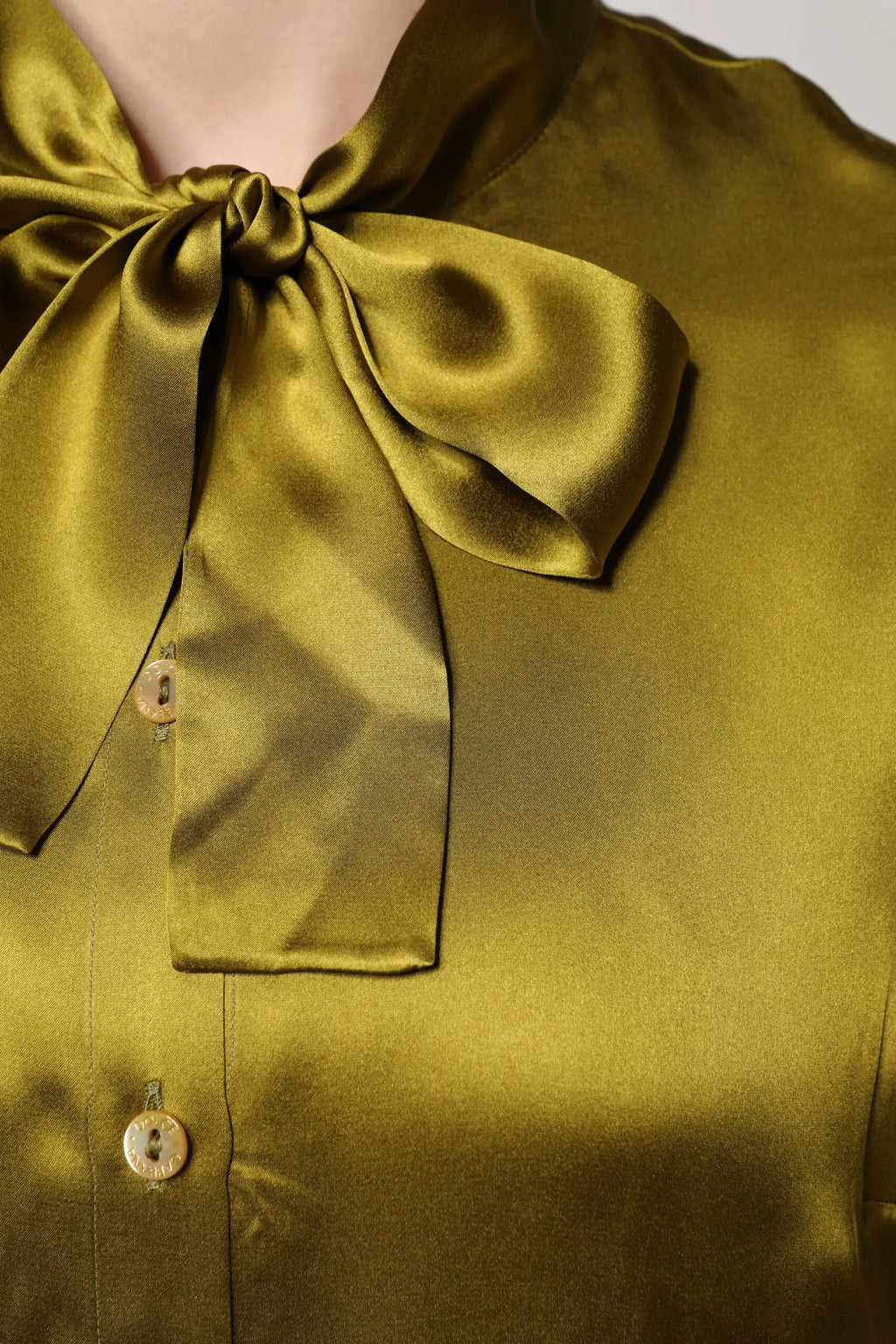 Blouse dolce & gabbana verte en satin olive avec col ascot et nœud proéminent au cou manches longues