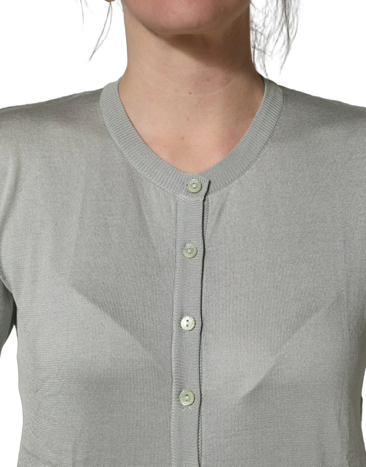 Cardigan dolce & gabbana en soie vert à boutons et manches longues avec un col rond en maille côtelée gris clair doux