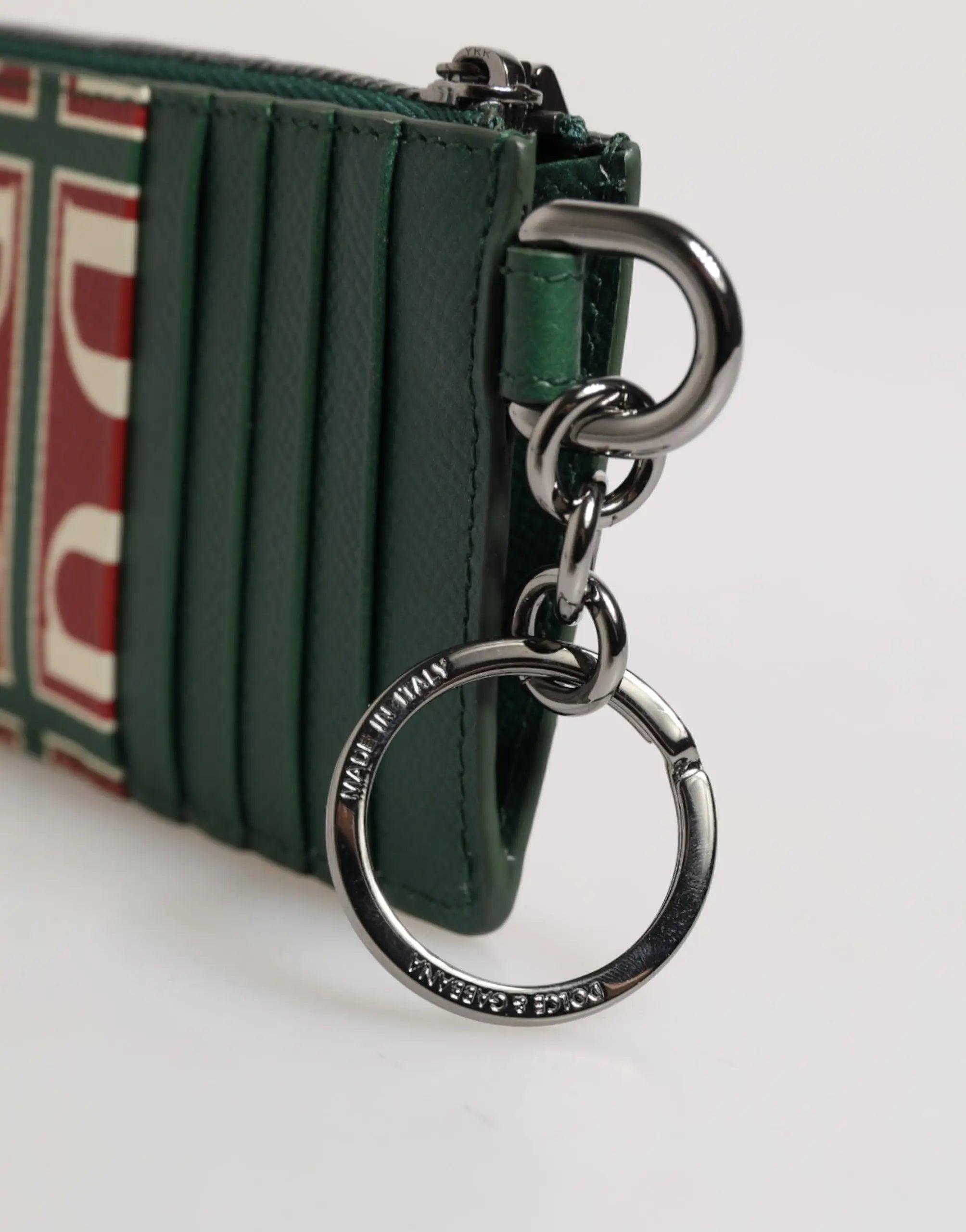 Porte-cartes en cuir vert foncé plissé dolce & gabbana avec logo rouge et blanc et anneau métallique argenté